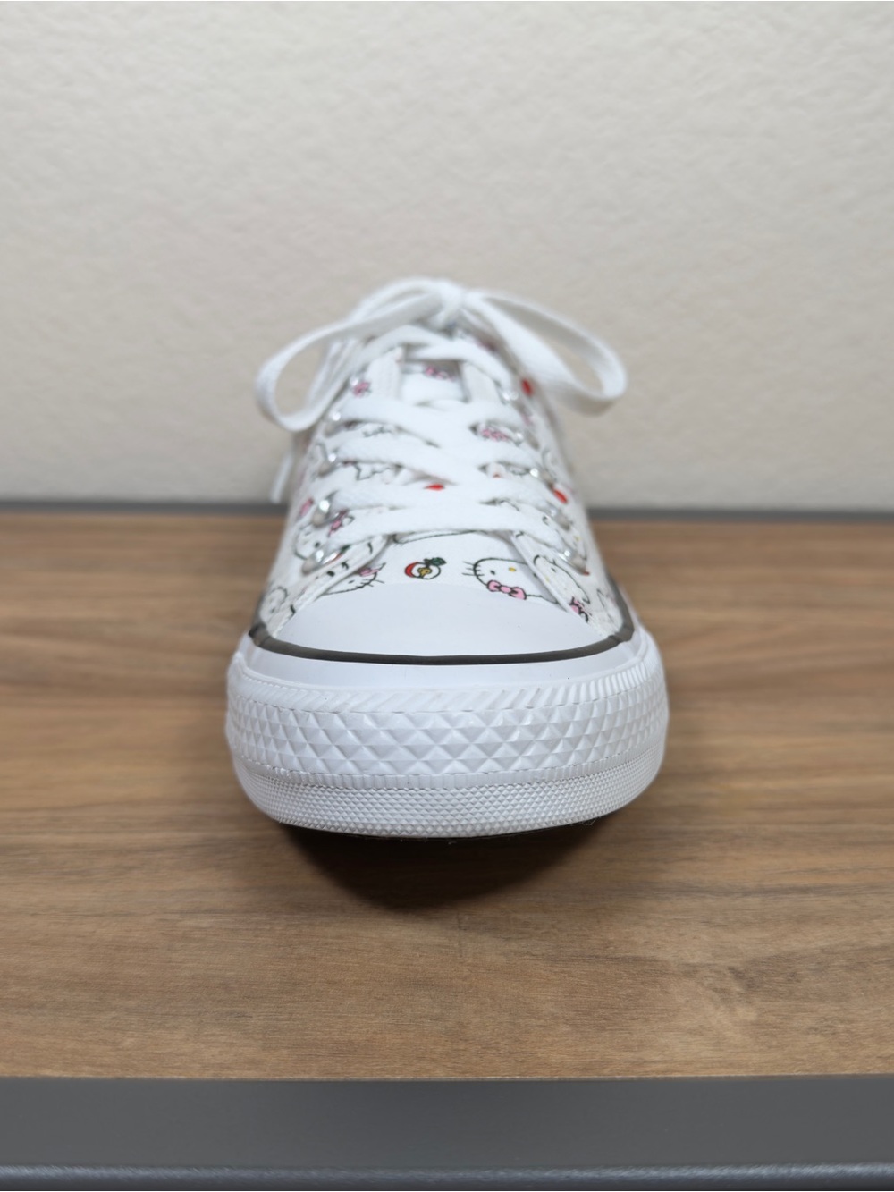 Converse Chuck Taylor Hello Kitty Low Top White Shoes 163916F Women's 8 Men's 6 - Picture 8 of 16